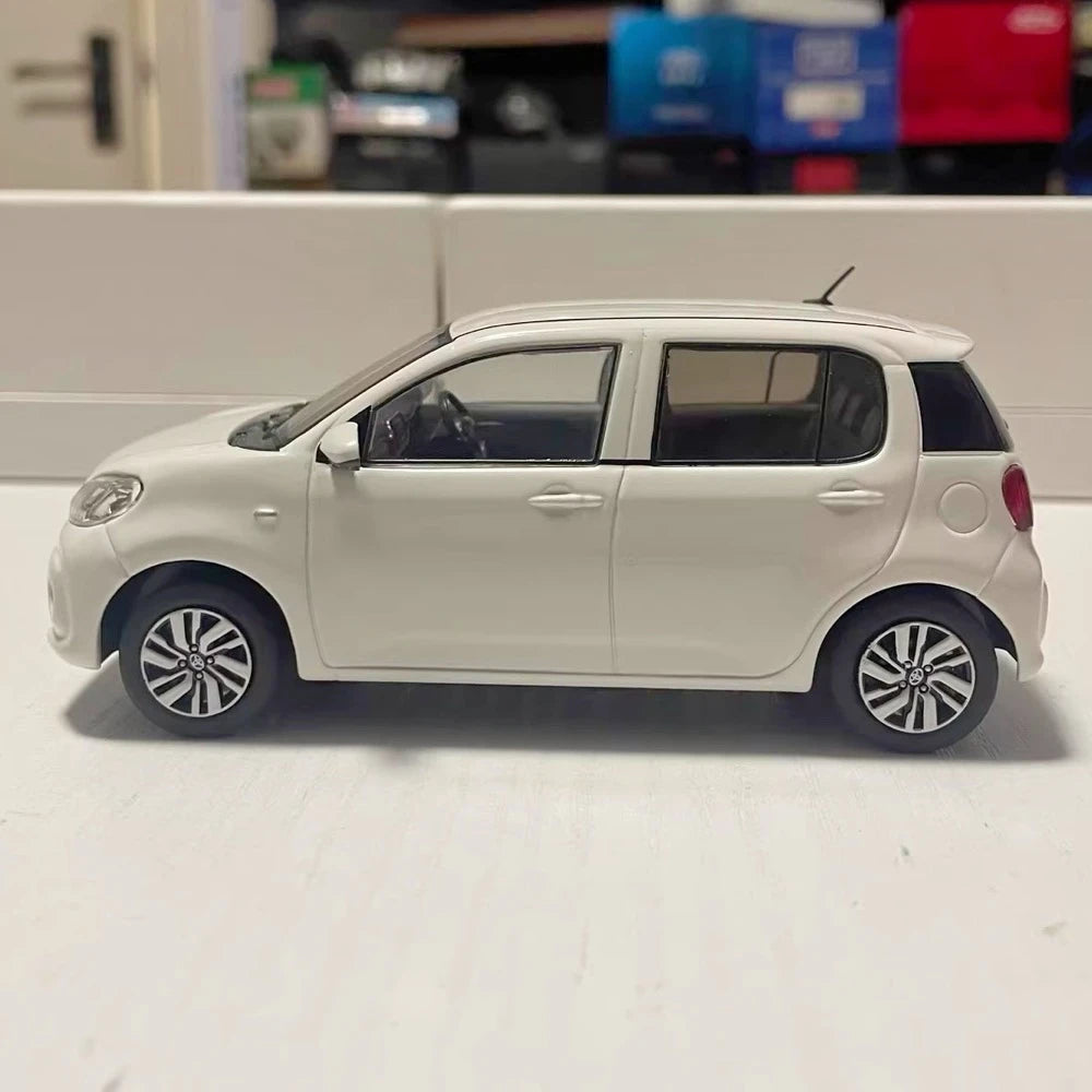 [OEM] 1:30 Toyota 2016 Passo M700A White Model Car Die-Cast