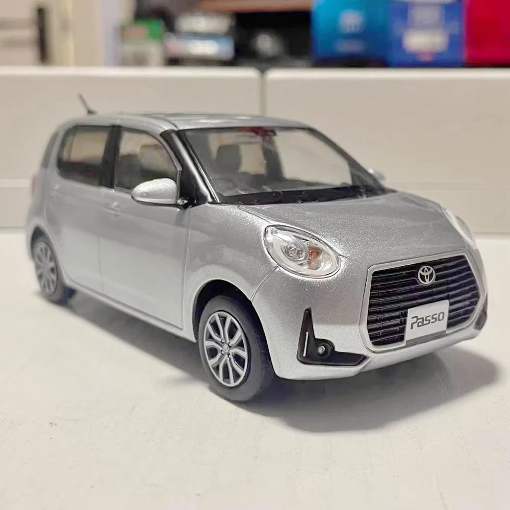 [OEM] 1:30 Toyota 2016 Passo MODA M700A Silver Model Car Die-Cast