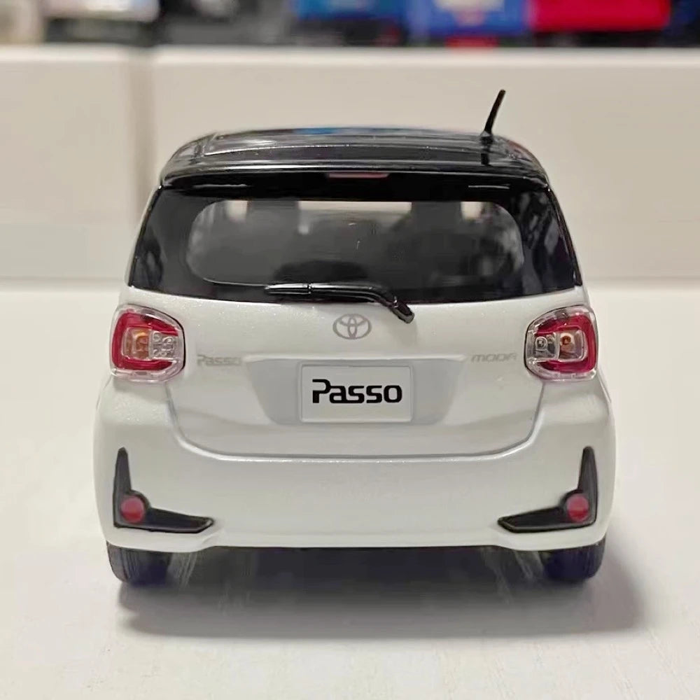[OEM] 1:30 Toyota 2016 Passo MODA M700A wit modelauto Die-Cast