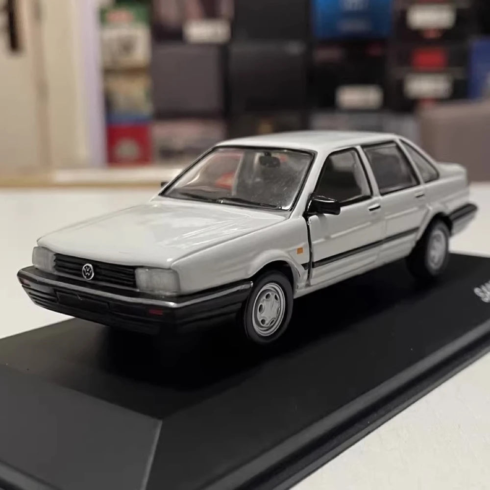 [OEM] 1:43 Volkswagen 1985 Santana B2 valkoinen pienoismalli Die-Cast