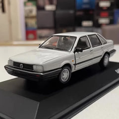 [OEM] 1:43 Volkswagen 1985 Santana B2 White Model Car Die-Cast