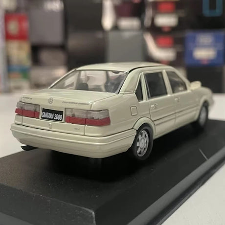 [OEM] 1:43 Volkswagen 1999 Santana 2000 White Model Car Die-Cast