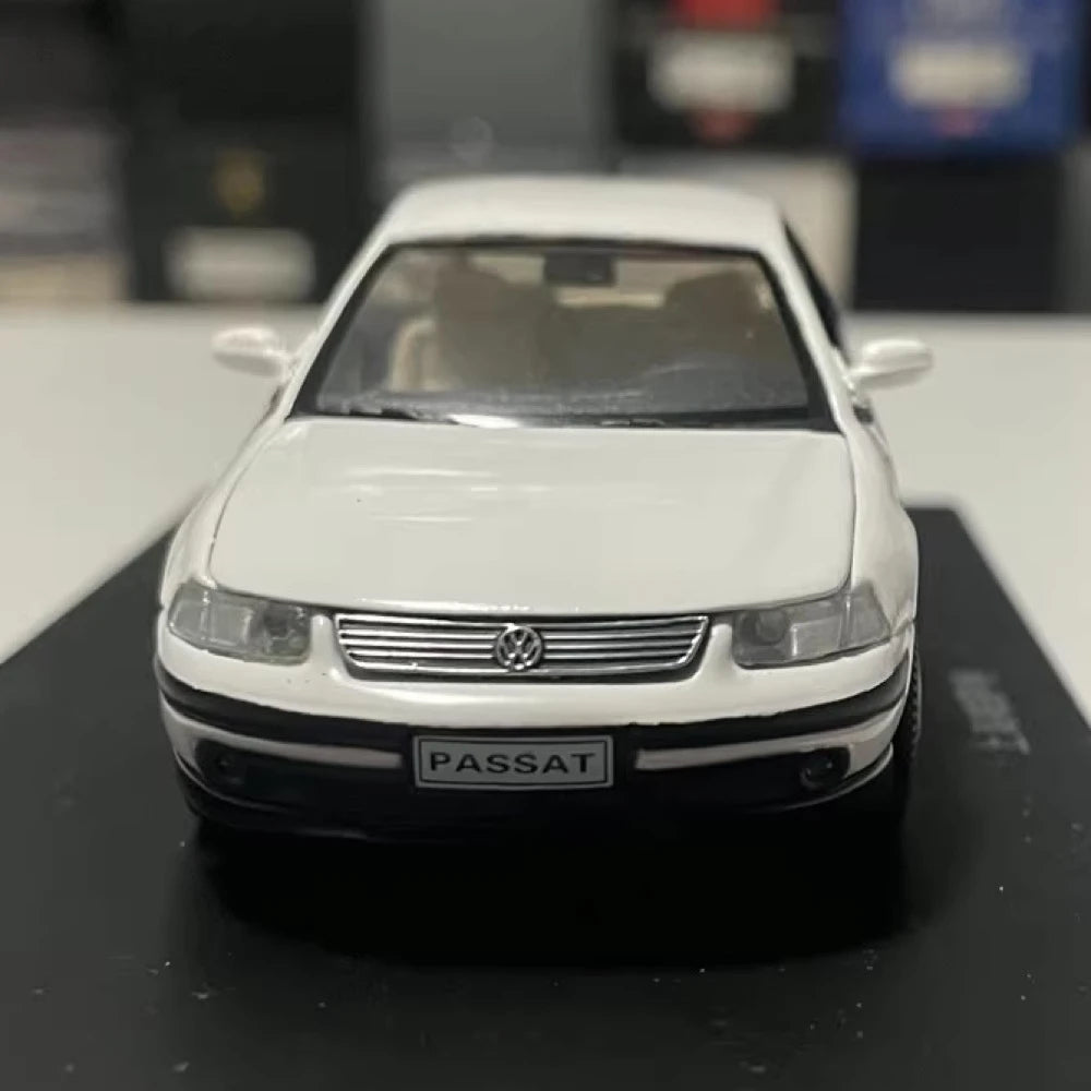 [OEM] 1:43 Volkswagen 2003 Passat B5 White Model Car Die-Cast