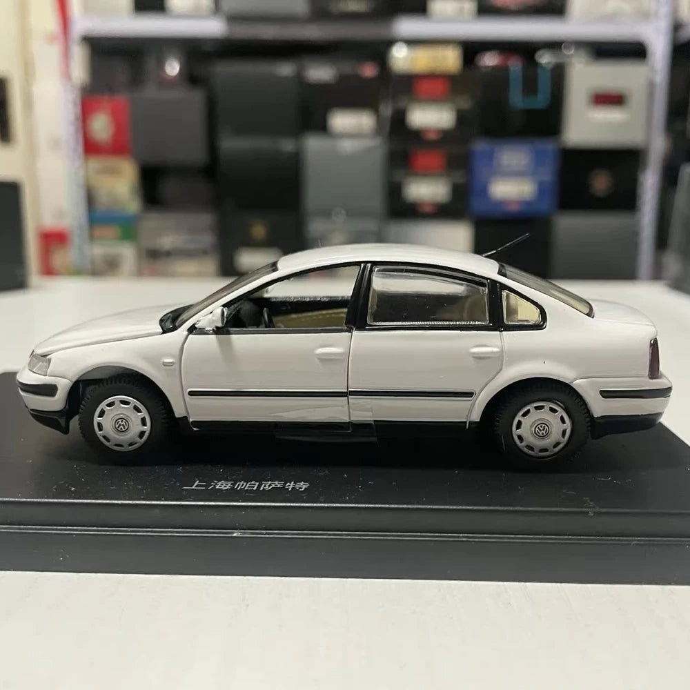 [OEM] 1:43 Volkswagen 2003 Passat B5 White Model Car Die-Cast