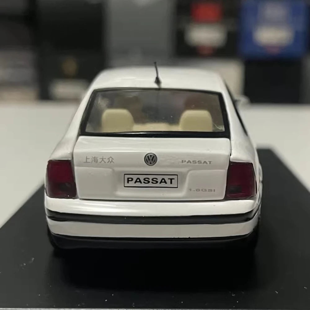 [OEM] 1:43 Volkswagen 2003 Passat B5 White Model Car Die-Cast