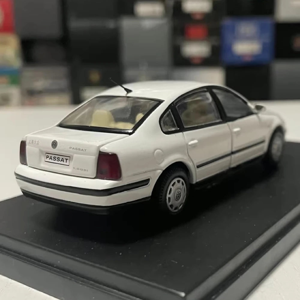 [OEM] 1:43 Volkswagen 2003 Passat B5 White Model Car Die-Cast