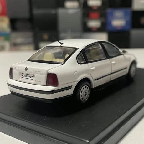 [OEM] 1:43 Volkswagen 2003 Passat B5 White Model Car Die-Cast