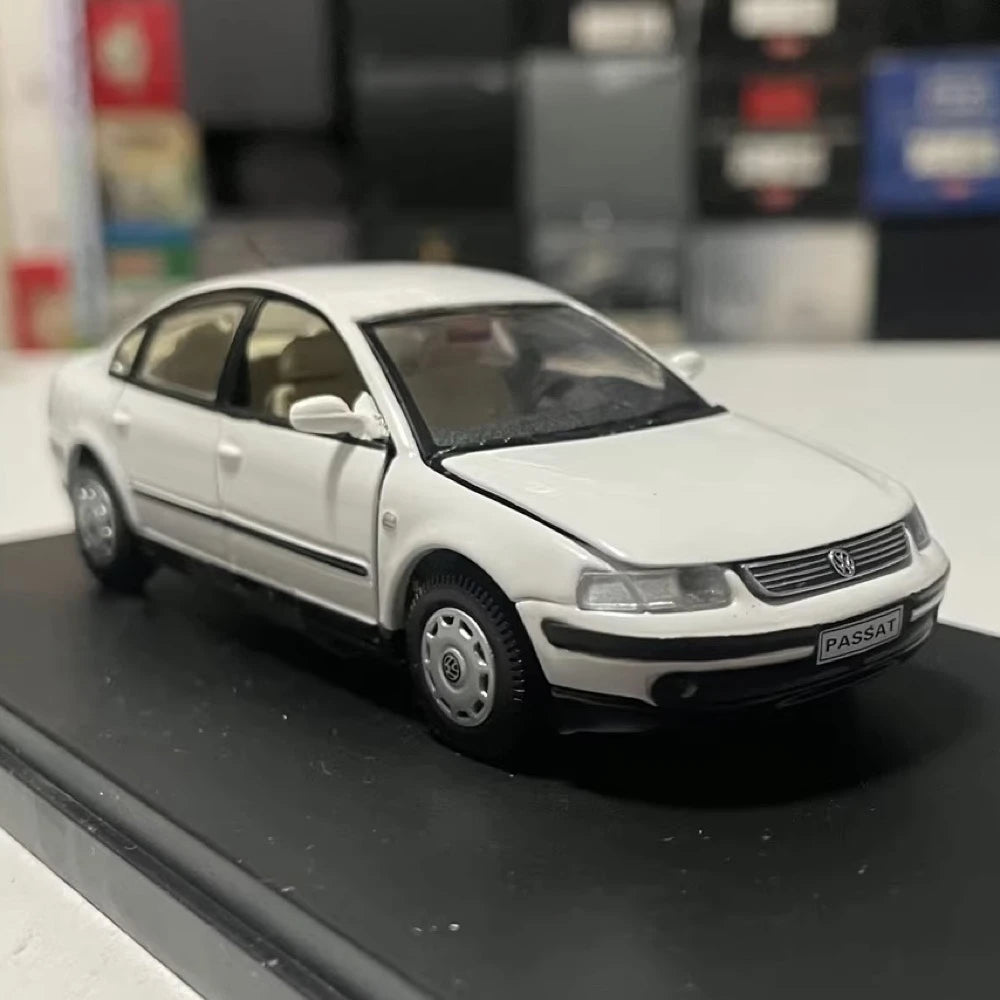 [OEM] 1:43 Volkswagen 2003 Passat B5 White Model Car Die-Cast
