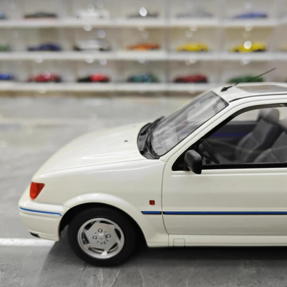 [OTTO] 1:18 Ford 1989 Fiesta XR2i White Model Car Resin