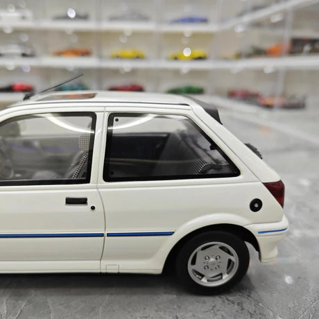 [OTTO] 1:18 Ford 1989 Fiesta XR2i White Model Car Resin