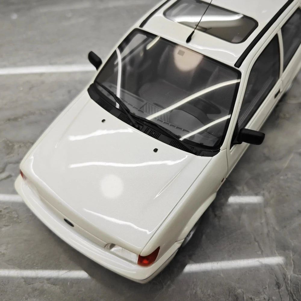 [OTTO] 1:18 Ford 1989 Fiesta XR2i White Model Car Resin