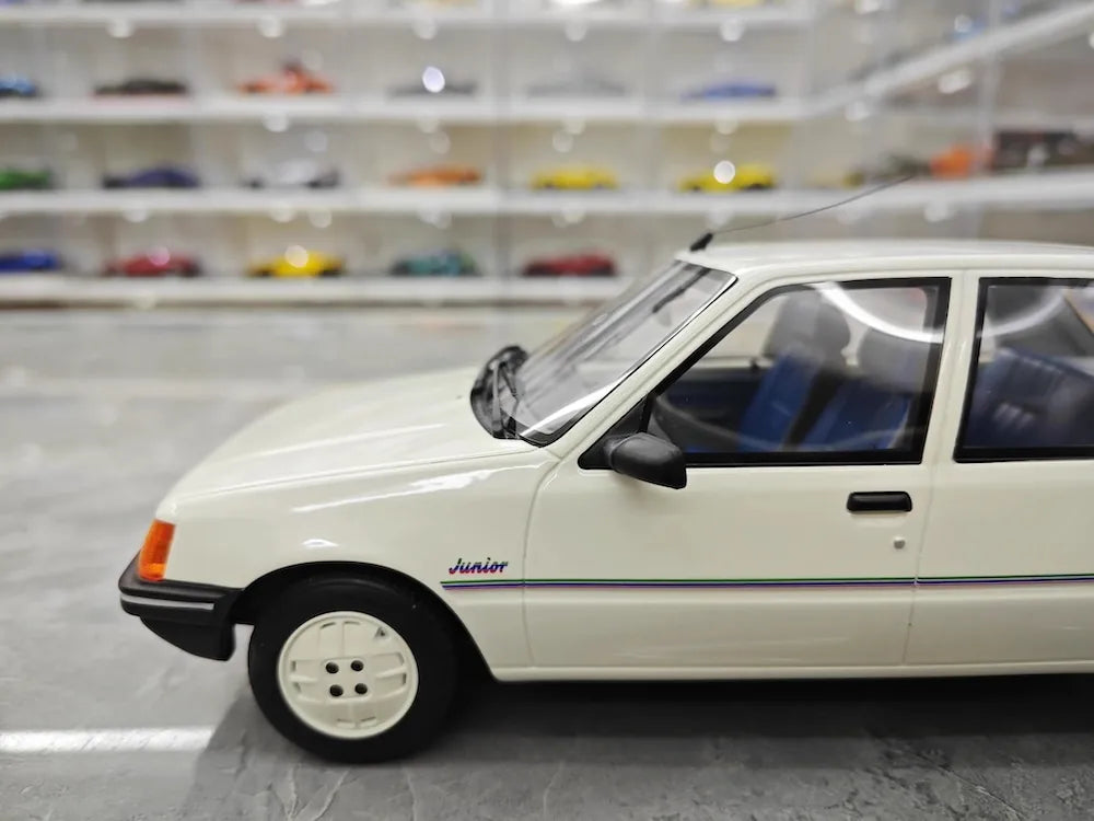 [OTTO] 1:18 Peugeot 1988 205 Junior Blanc Meije Model Car Resin