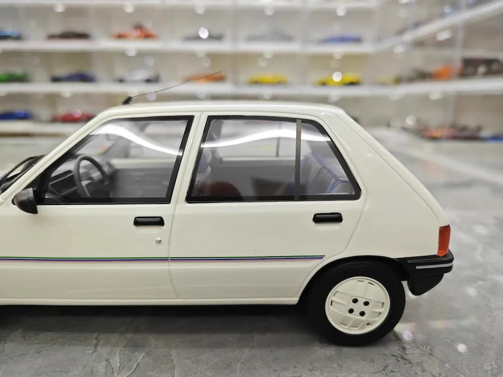 [OTTO] 1:18 Peugeot 1988 205 Junior Blanc Meije Model Car Resin