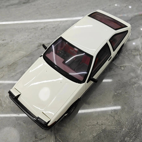 [OTTO] 1:18 Toyota 1983 AE86 Sprinter Trueno vit modellbil harts