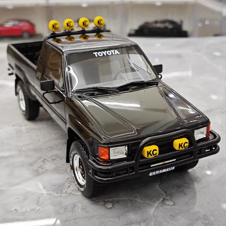 [OTTO] 1:18 Toyota 1983 Hilux SR5 musta pienoismalli Hartsi