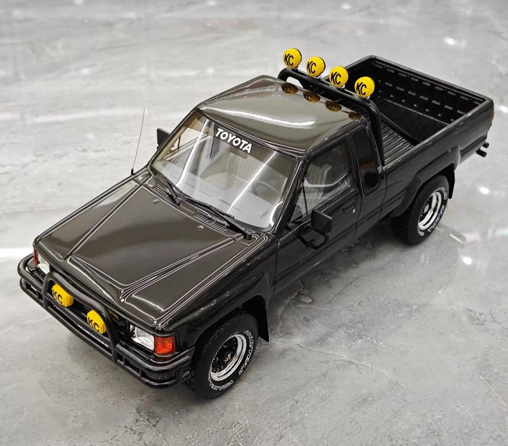 [OTTO] 1:18 Toyota 1983 Hilux SR5 Black Model Car Resin