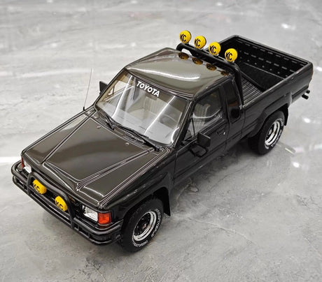 [OTTO] 1:18 Toyota 1983 Hilux SR5 musta pienoismalli Hartsi
