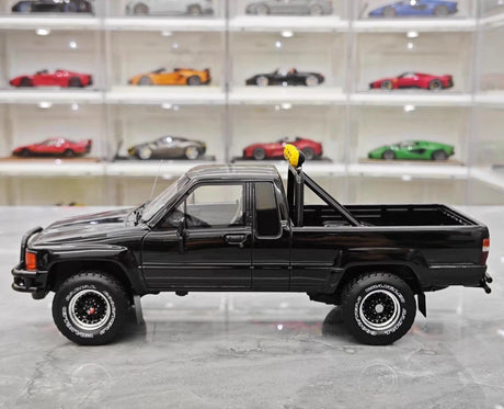 [OTTO] 1:18 Toyota 1983 Hilux SR5 musta pienoismalli Hartsi