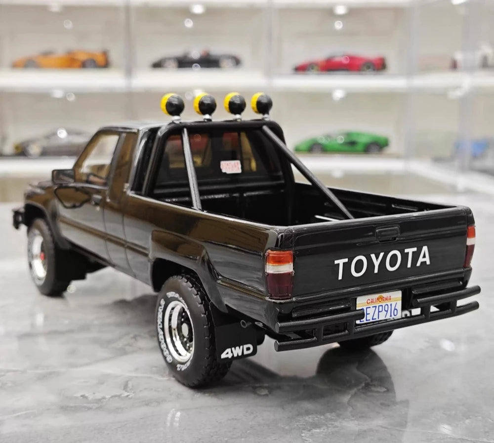 [OTTO] 1:18 Toyota 1983 Hilux SR5 Black Model Car Resin