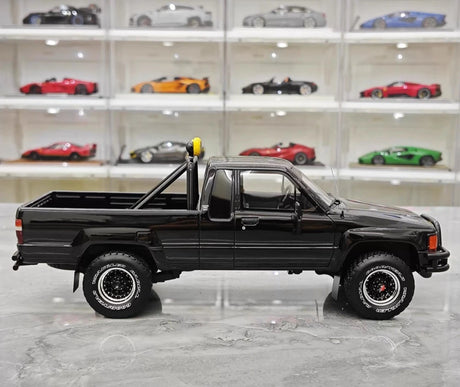 [OTTO] 1:18 Toyota 1983 Hilux SR5 musta pienoismalli Hartsi