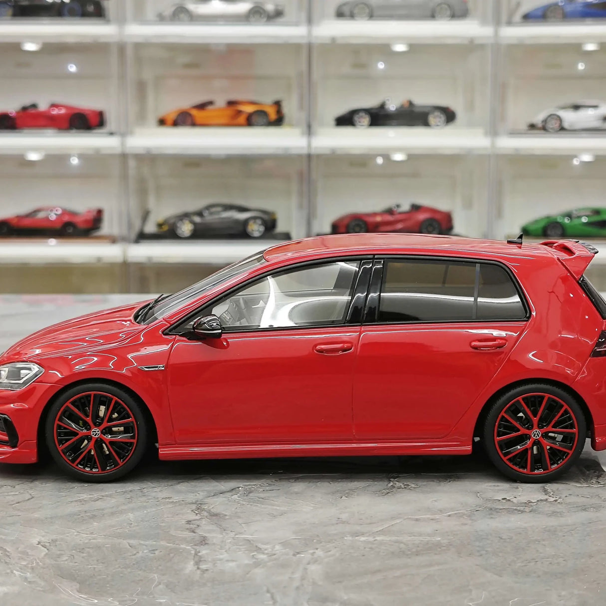 OTTO Volkswagen 2017 Golf 7.5 R Red 1:18 – نموذج راتنج قابل للجمع