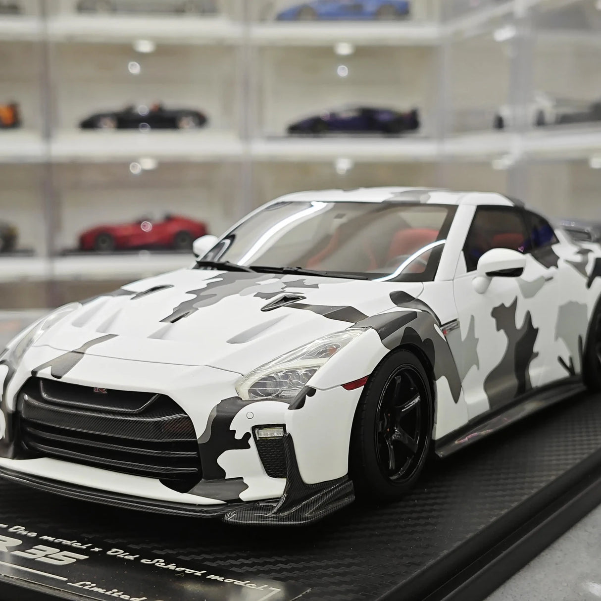 One Model Nissan 2007 GT-R R35 White Camouflage 1:18 – Collectible Resin Model Resin