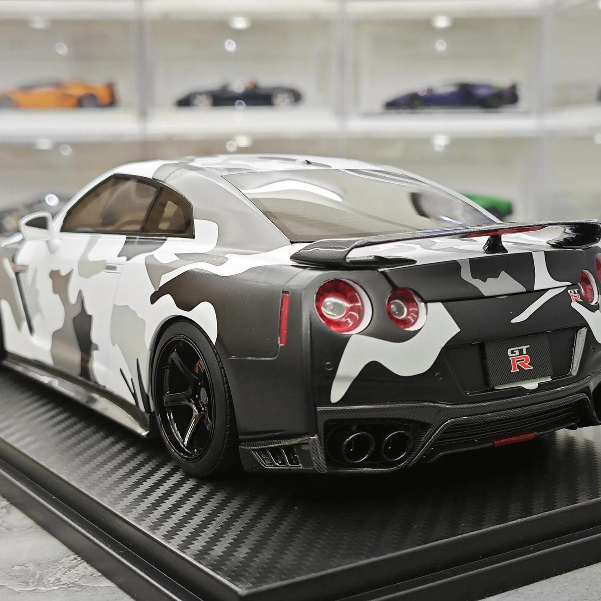 One Model Nissan 2007 GT-R R35 White Camouflage 1:18 – Collectible Resin Model Resin