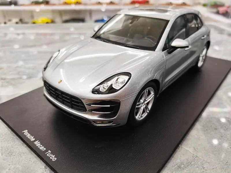 1:18 Porsche 2017 Macan Turbo Die Cast Model Car