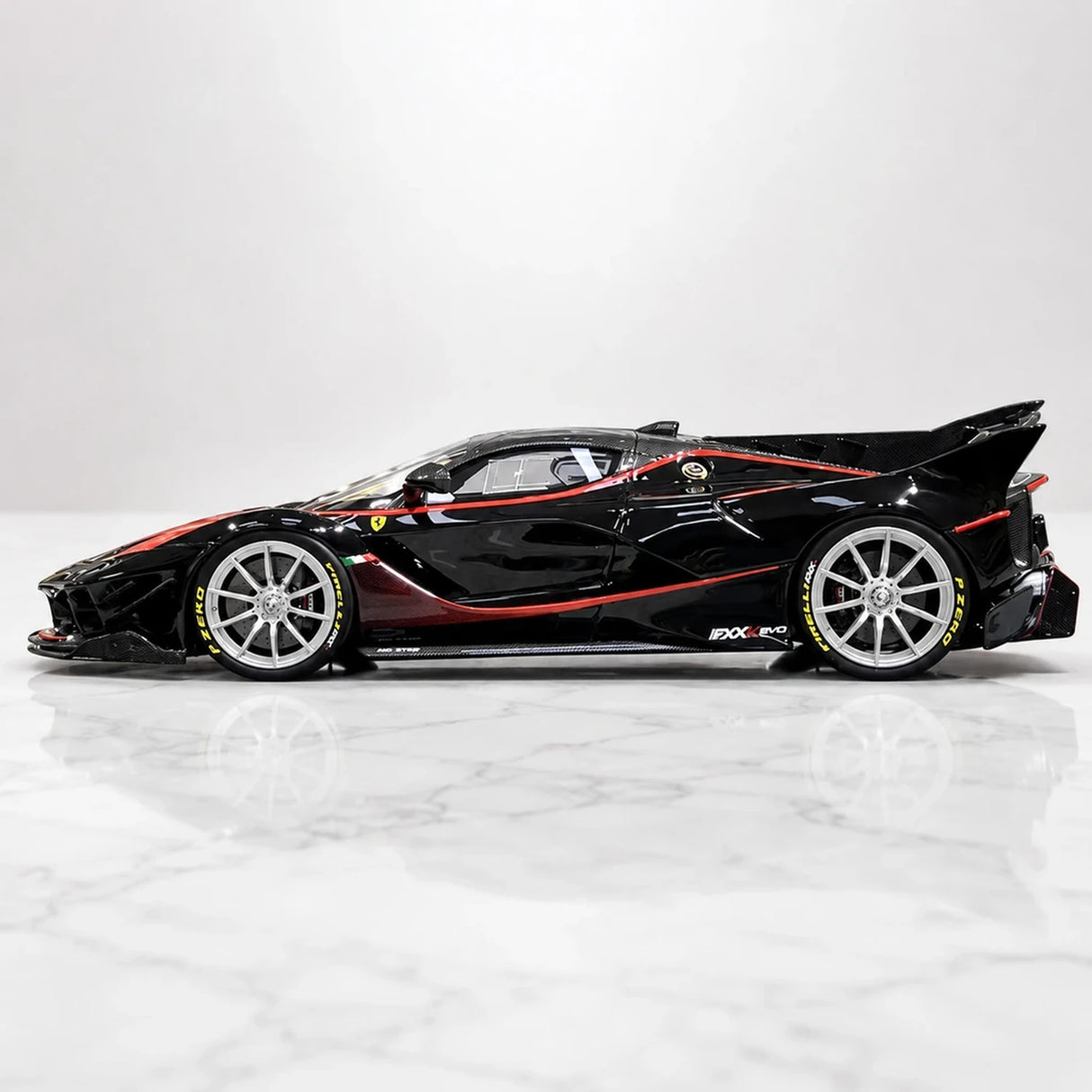 Runner Ferrari 2017 FXX-K Evo Black 1:18 – راتنج نموذجي قابل للجمع