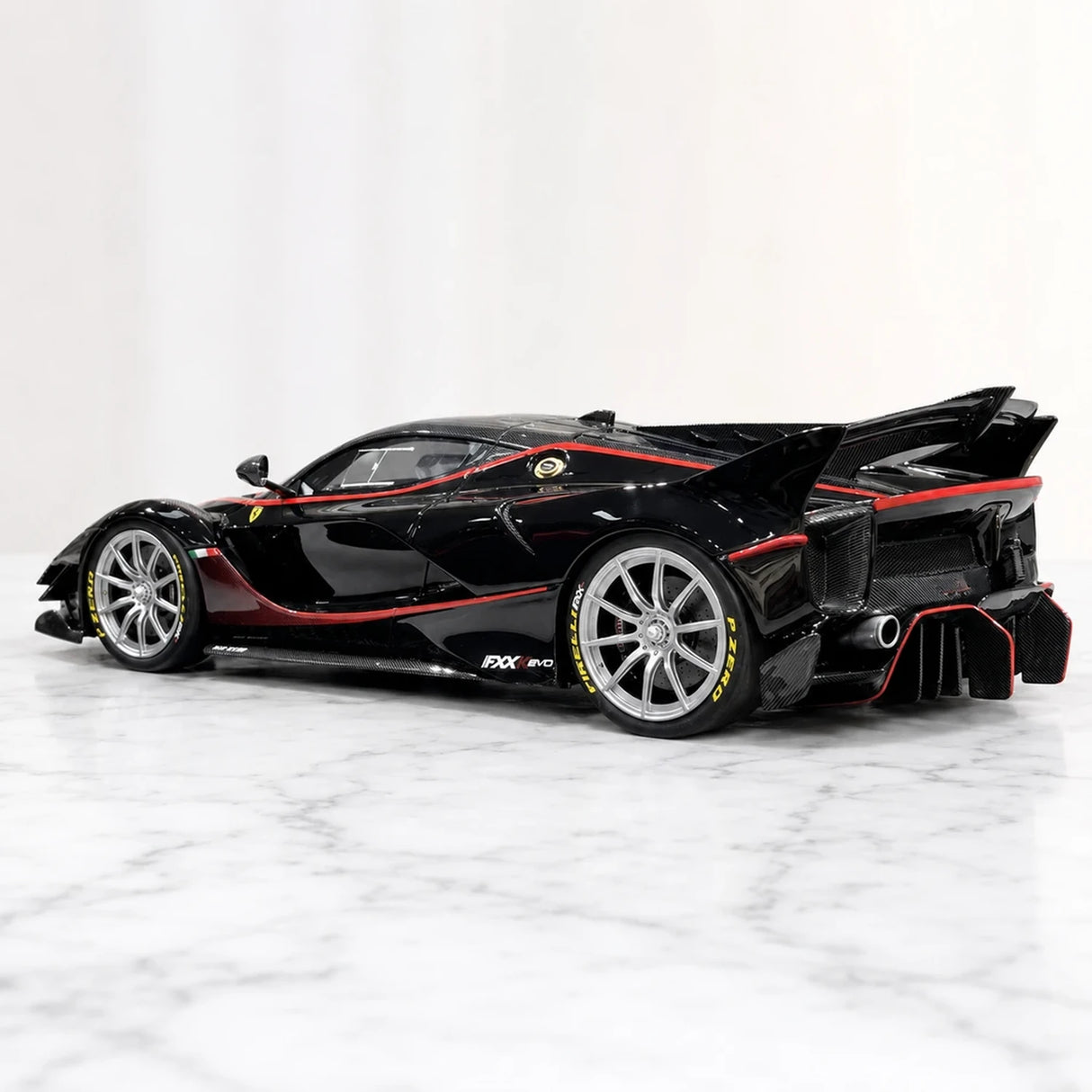 Runner Ferrari 2017 FXX-K Evo Black 1:18 – راتنج نموذجي قابل للجمع
