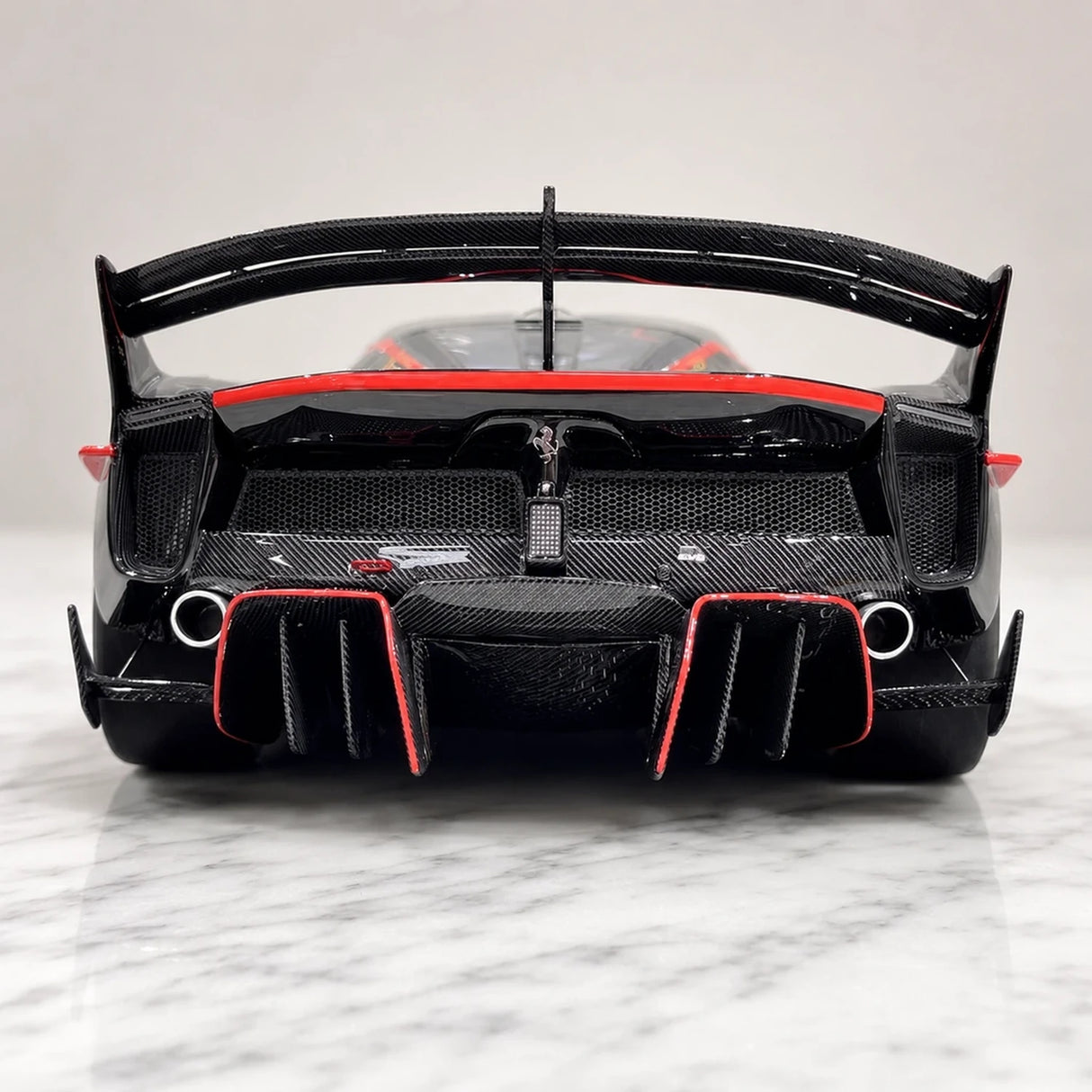 Runner Ferrari 2017 FXX-K Evo Black 1:18 – راتنج نموذجي قابل للجمع