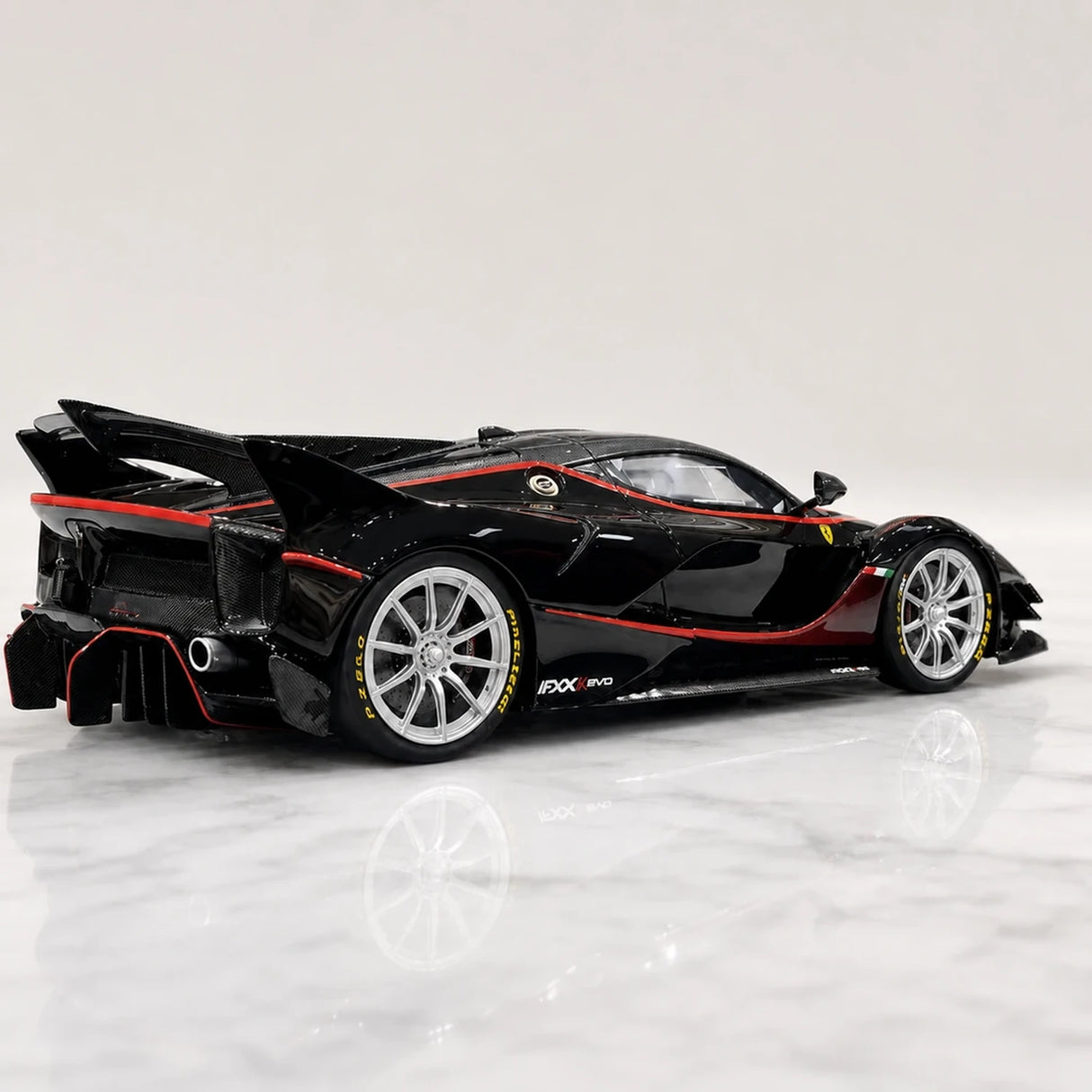 Runner Ferrari 2017 FXX-K Evo Black 1:18 – راتنج نموذجي قابل للجمع