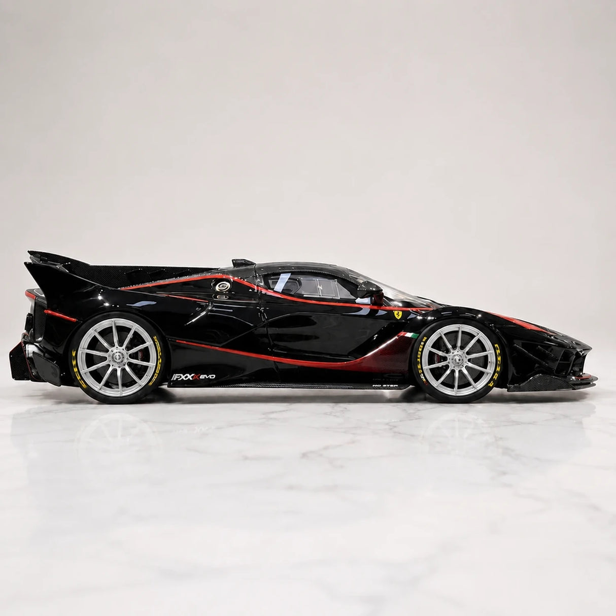 Runner Ferrari 2017 FXX-K Evo Black 1:18 – راتنج نموذجي قابل للجمع