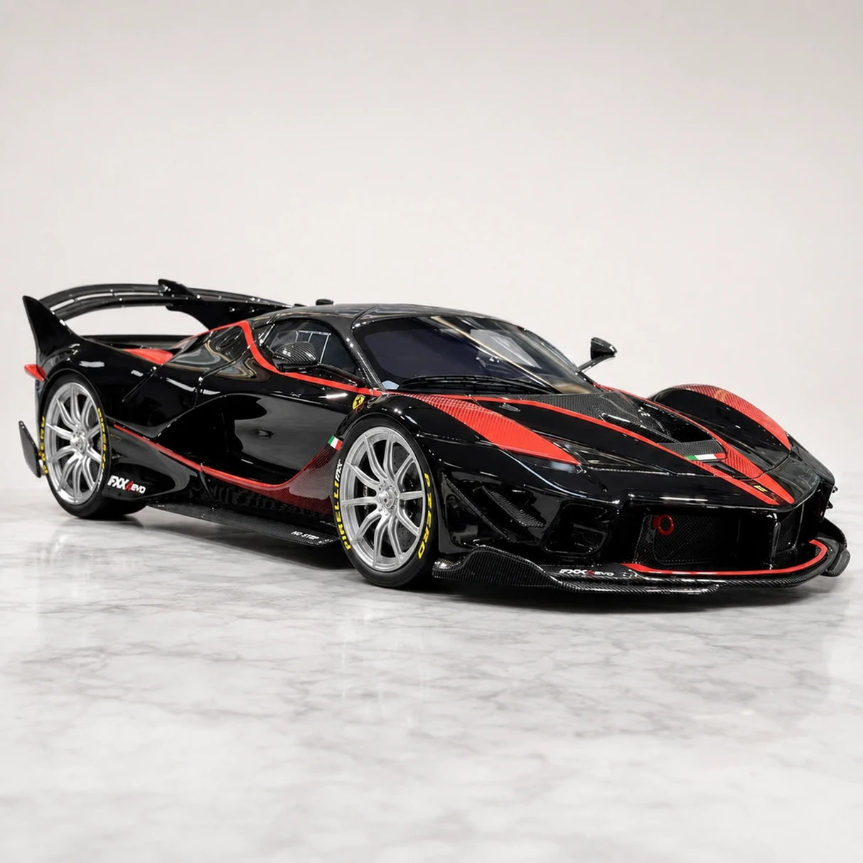 Runner Ferrari 2017 FXX-K Evo Black 1:18 – راتنج نموذجي قابل للجمع