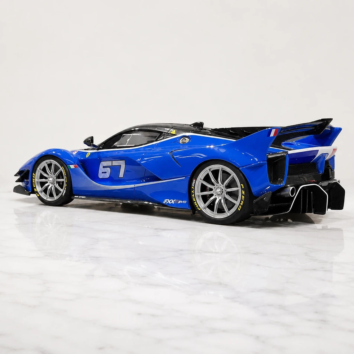Runner Ferrari 2017 FXX-K Evo Blue 1:18 – راتنج نموذجي قابل للجمع