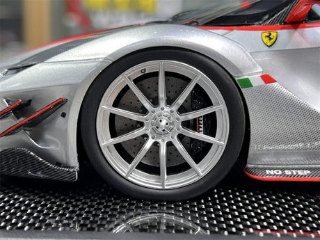 Runner Ferrari 2017 FXX-K Evo Silver 1:18 – نموذج راتنج قابل للجمع