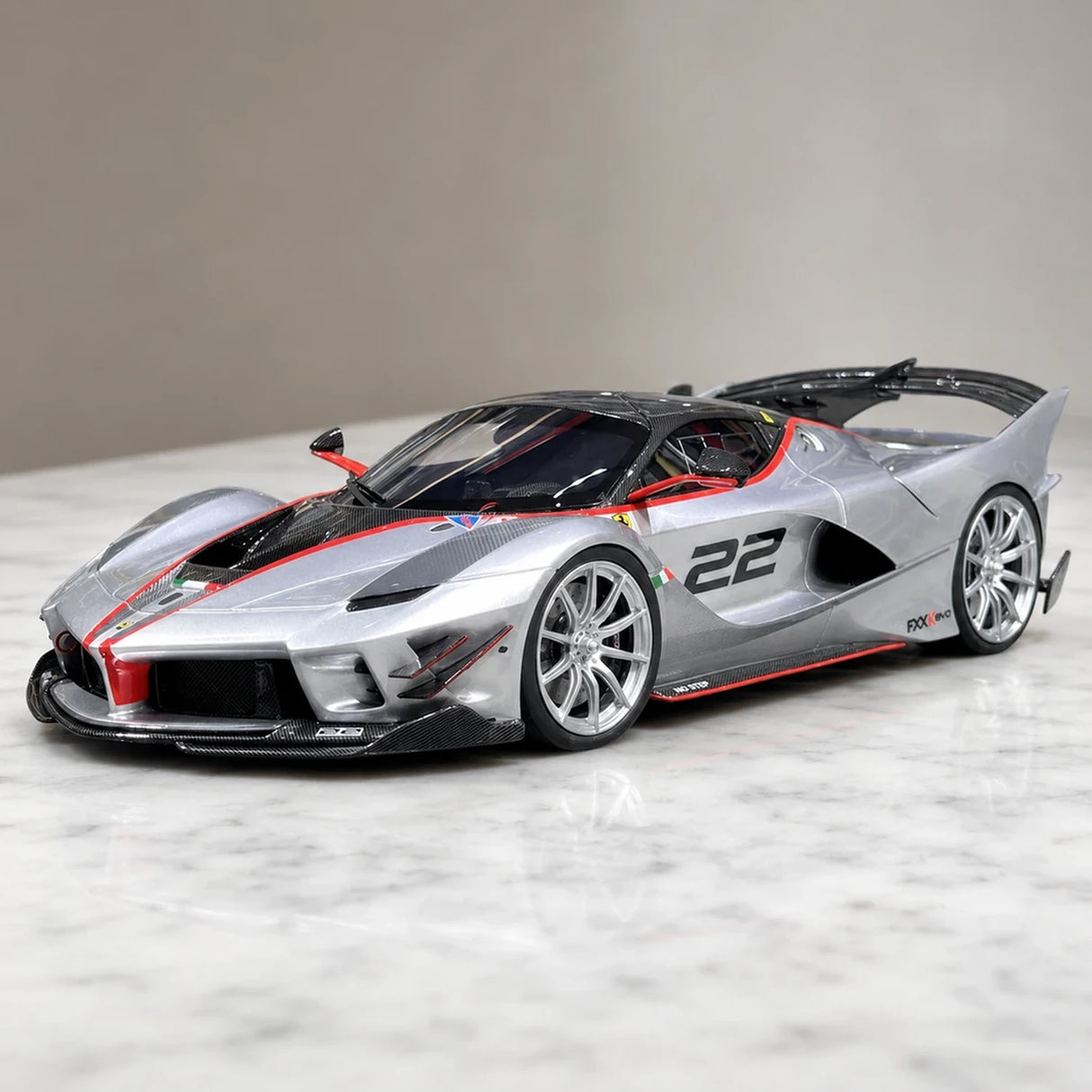 Runner Ferrari 2017 FXX-K Evo Silver 1:18 – samlarresin resinmodellresin