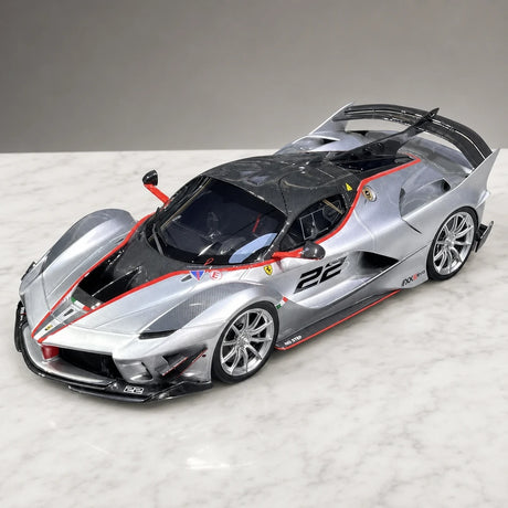 Runner Ferrari 2017 FXX-K Evo Silver 1:18 – نموذج راتنج قابل للجمع