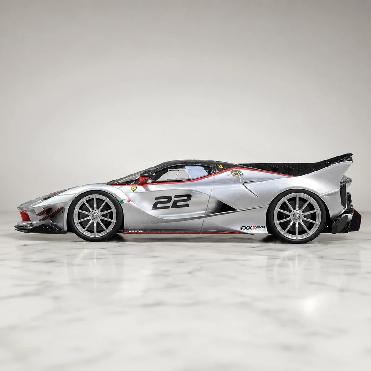 Runner Ferrari 2017 FXX-K Evo Silver 1:18 – samlarresin resinmodellresin