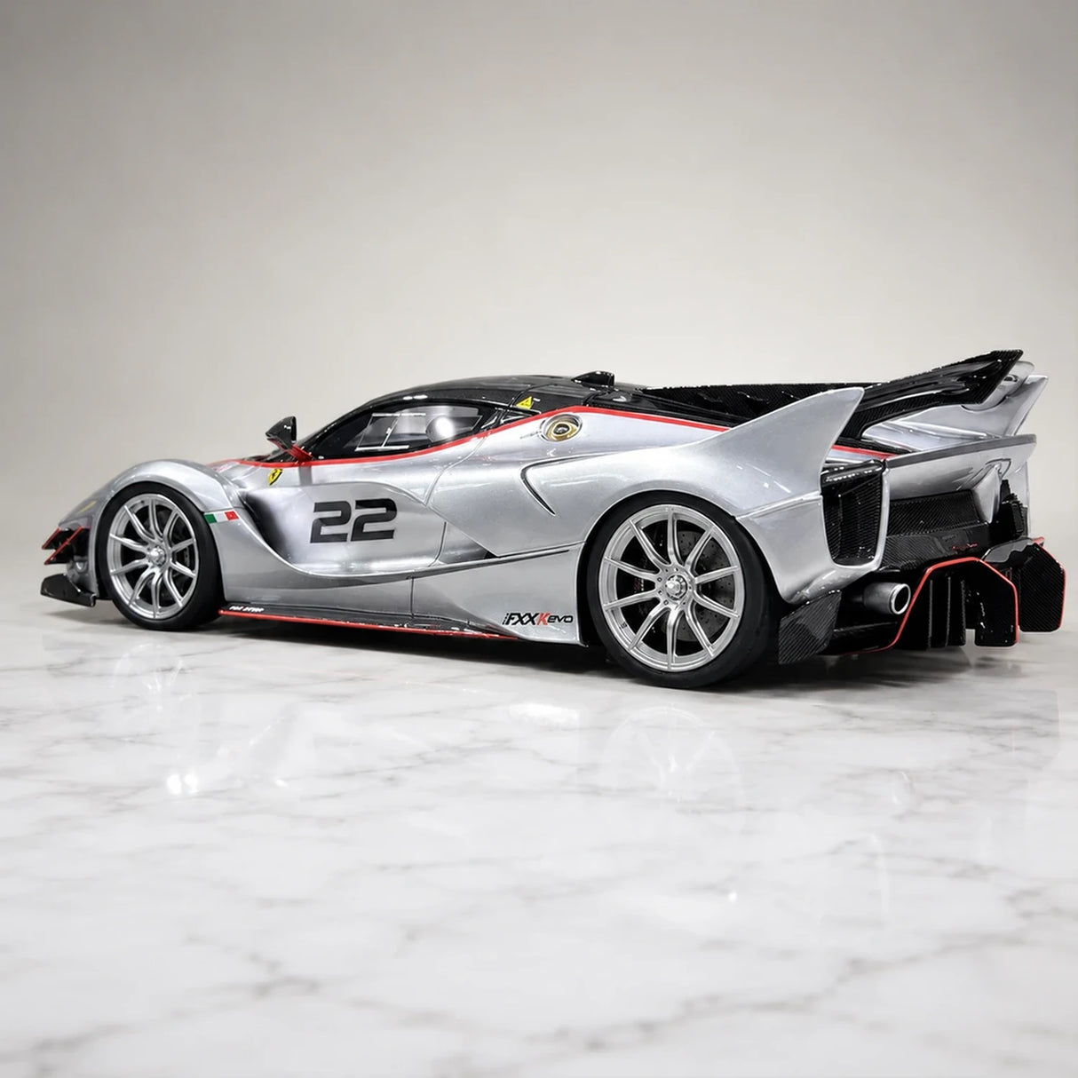 Runner Ferrari 2017 FXX-K Evo Silver 1:18 – samlarresin resinmodellresin