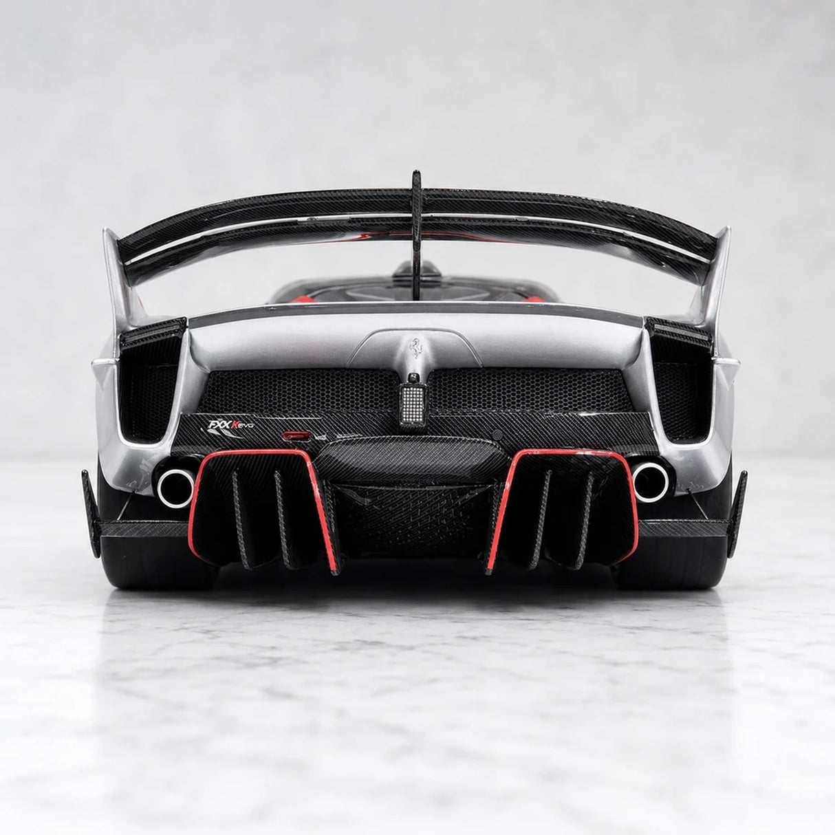 Runner Ferrari 2017 FXX-K Evo Silver 1:18 – samlarresin resinmodellresin