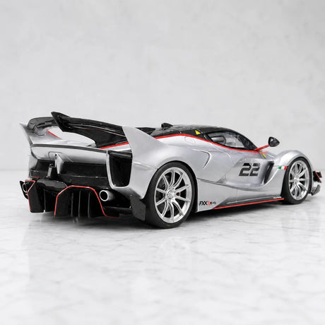 Runner Ferrari 2017 FXX-K Evo Silver 1:18 – نموذج راتنج قابل للجمع