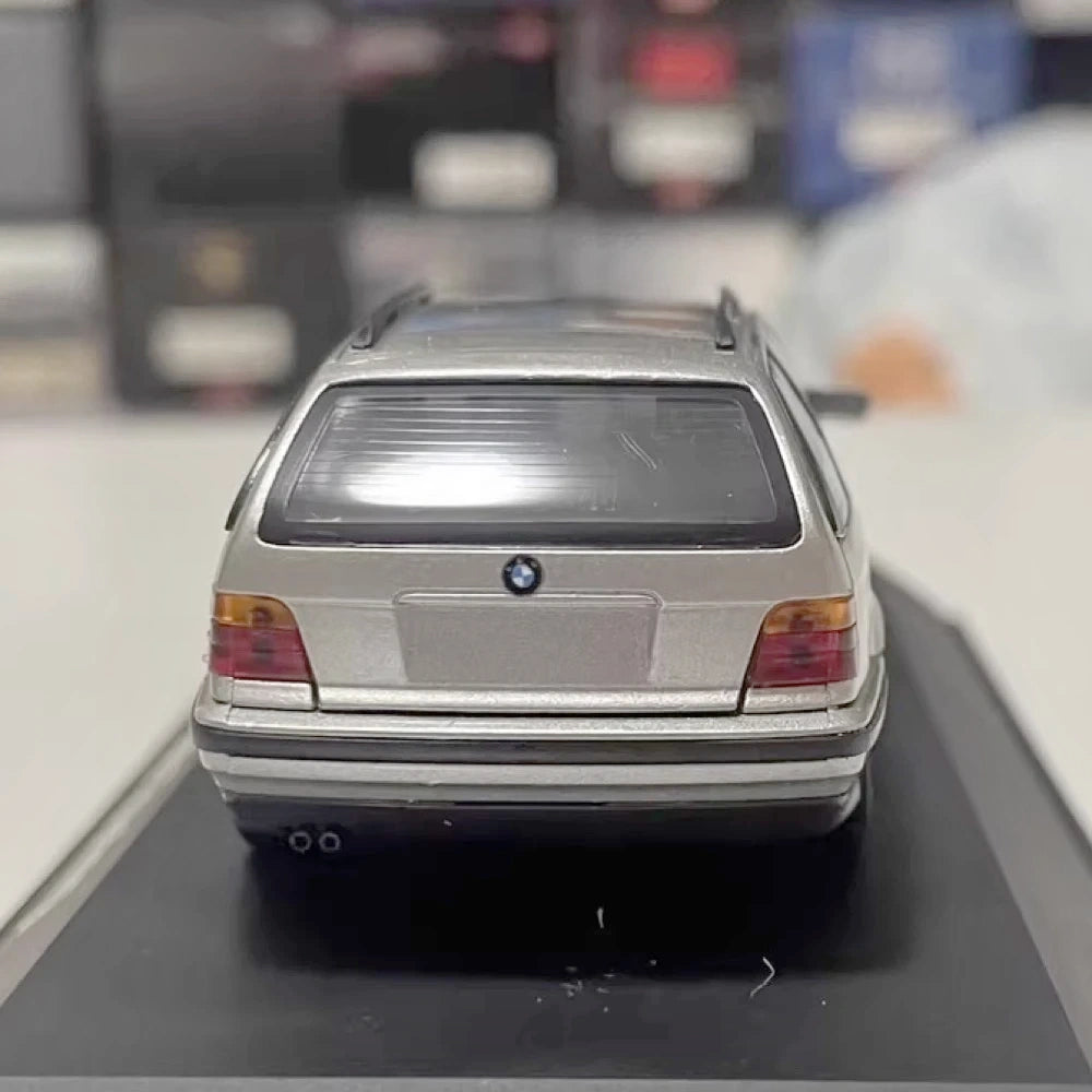 [Schuco] 1:43 BMW 1996 E36 328i Touring argento modellino di auto Die-Cast
