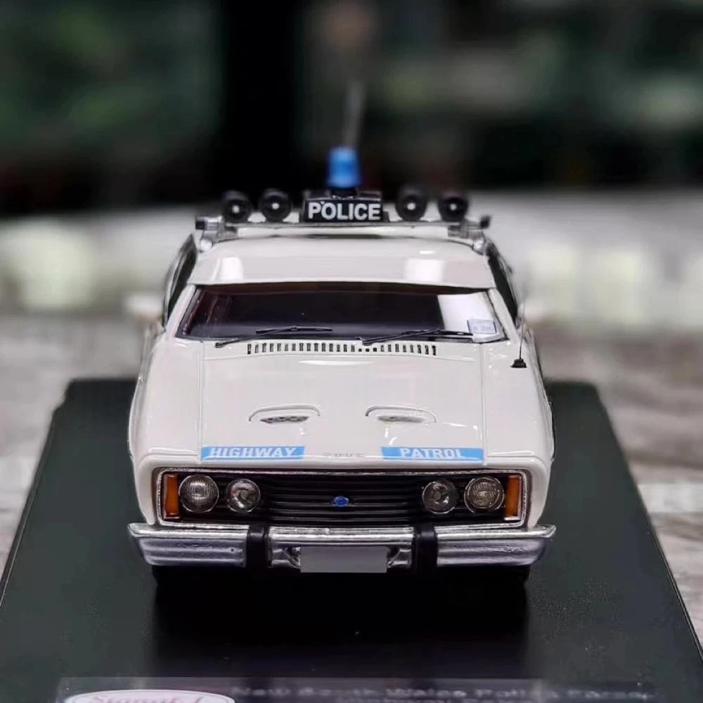 [Signal 1] 1:43 Ford 1977 Falcon Police Model Car Resin