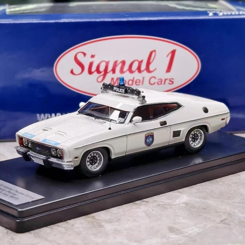 [Signal 1] 1:43 Ford 1977 Falcon Police Model Car Resin