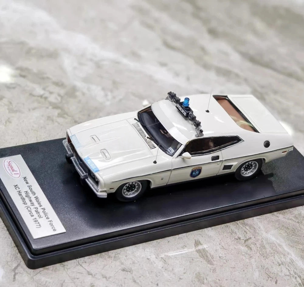 [Signal 1] 1:43 Ford 1977 Falcon Police Model Car Resin