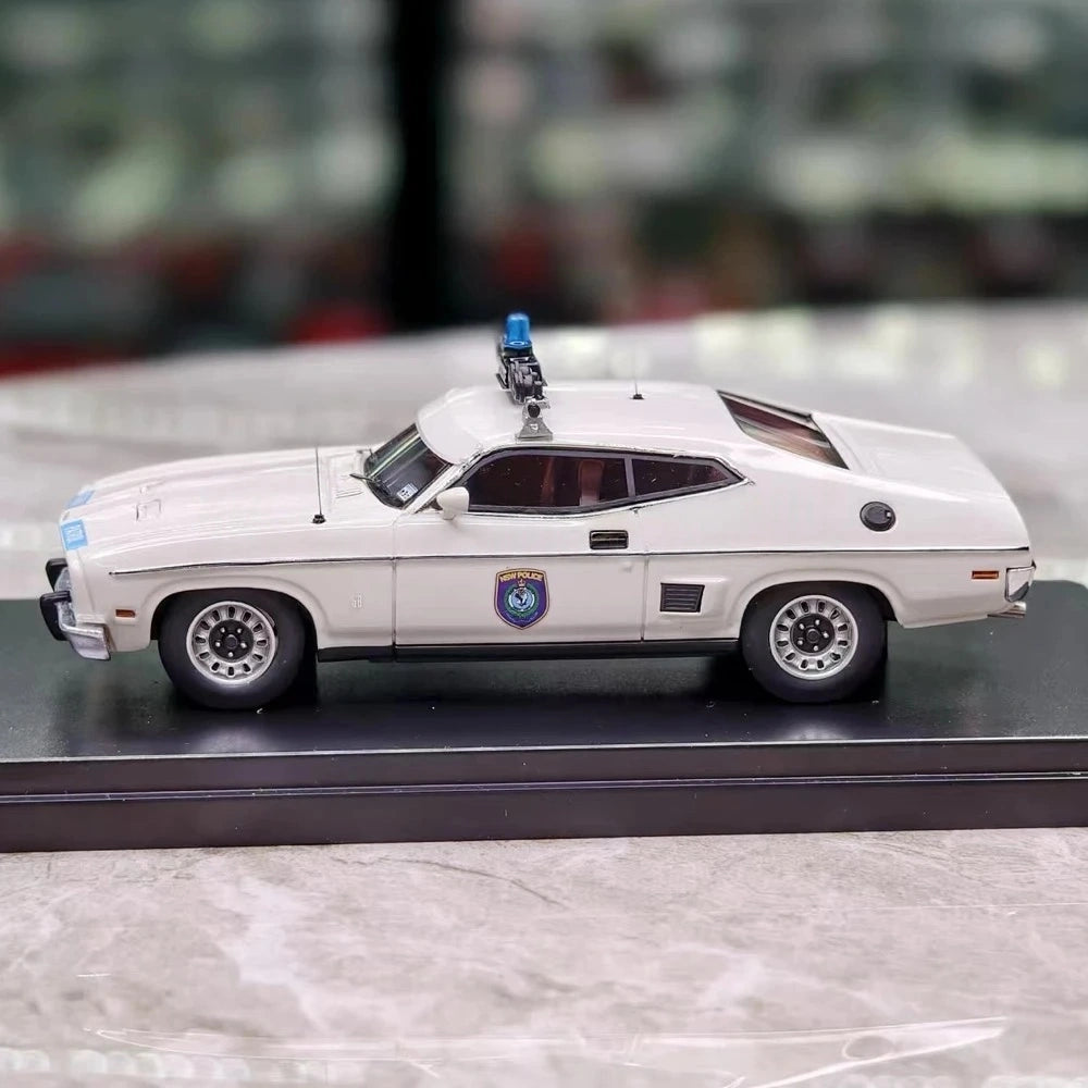 [Signal 1] 1:43 Ford 1977 Falcon Police Model Car Resin
