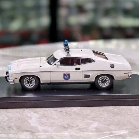 [Signal 1] 1:43 Ford 1977 Falcon Police Model Car Resin