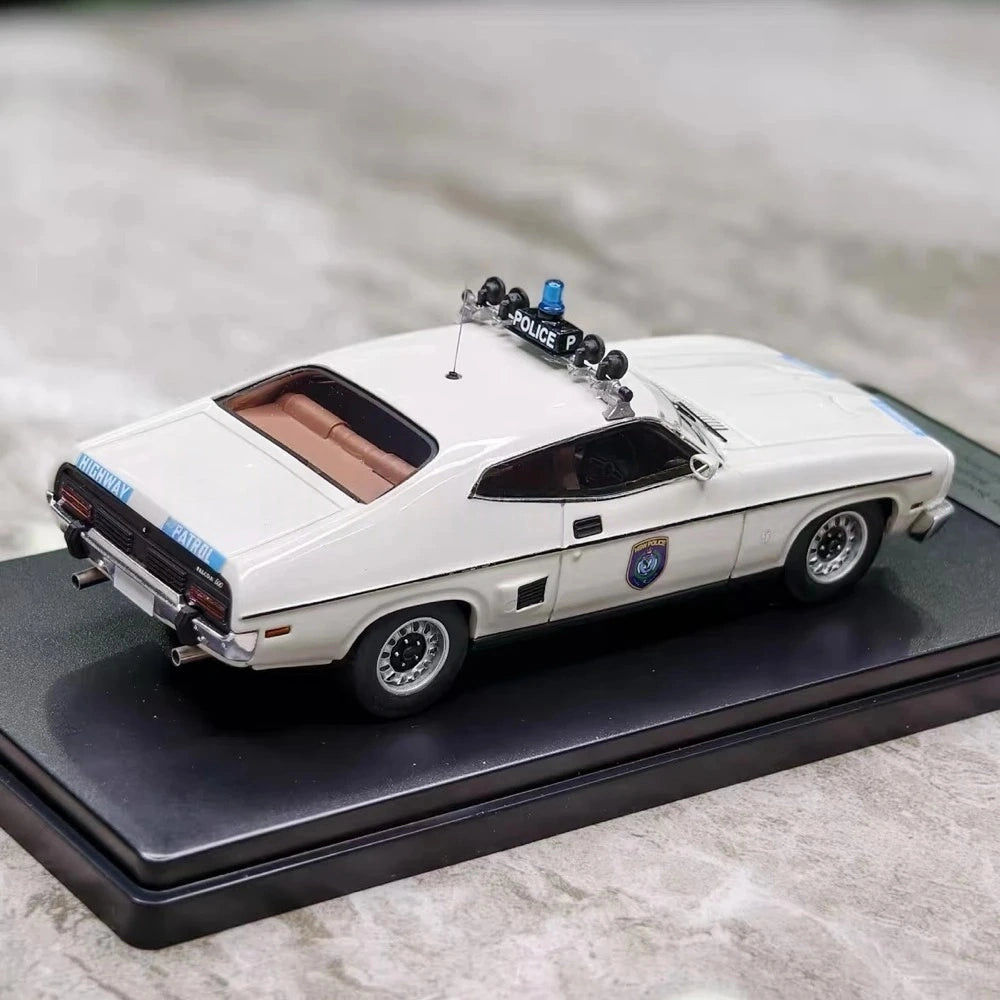 [Signal 1] 1:43 Ford 1977 Falcon Police Model Car Resin