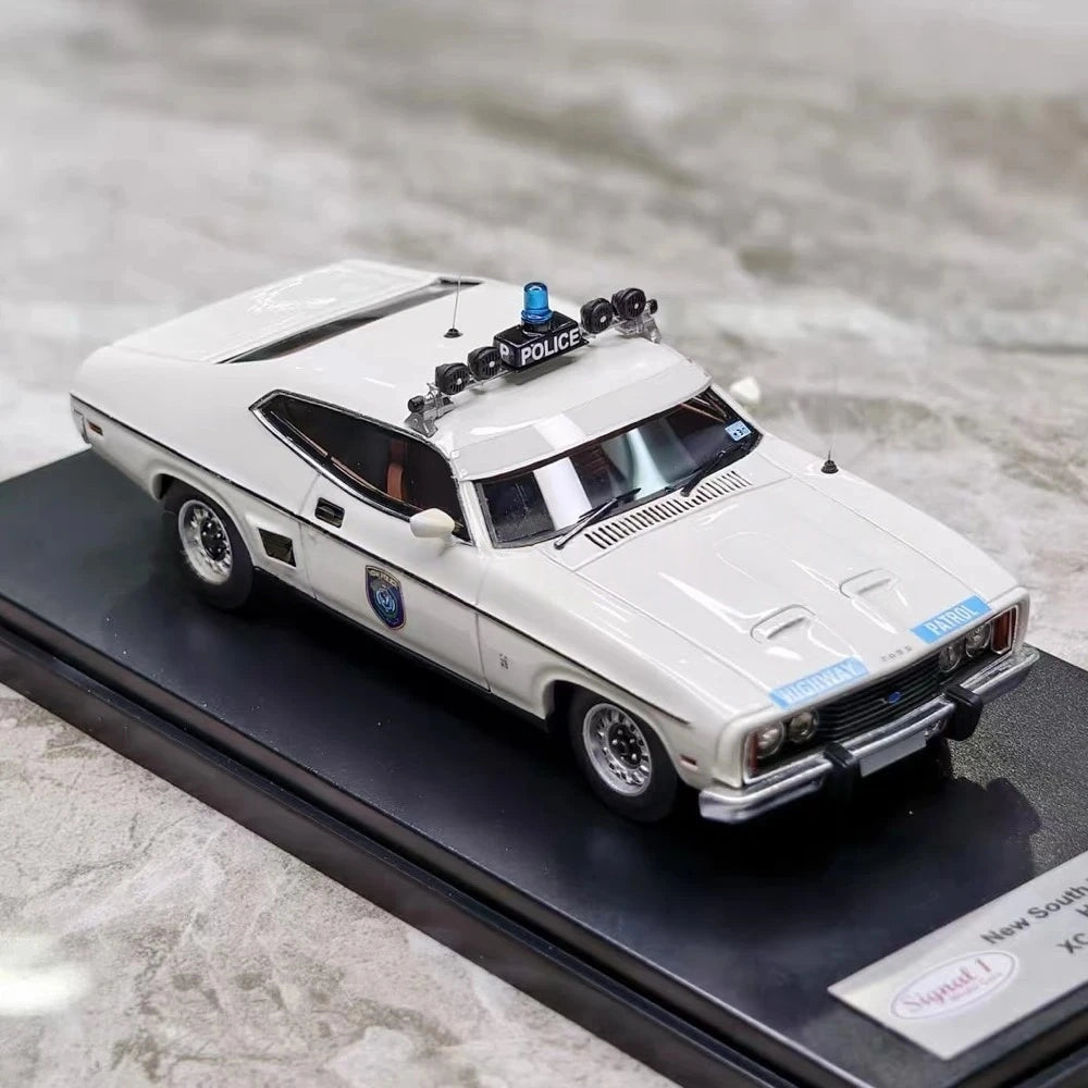 [Signal 1] 1:43 Ford 1977 Falcon Police Model Car Resin